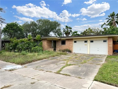 3-bedroom, 2-bath estate brimming with potential and ready for - photo 3