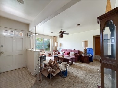 3-bedroom, 2-bath estate brimming with potential and ready for - photo 5