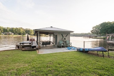 Set along the shoreline of Lake Sinclair, this thoughtfully - photo 37