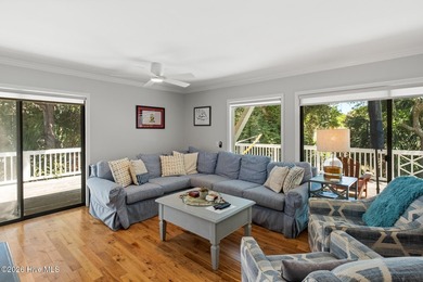 Perfectly situated on the 1st fairway with views of the green - photo 4