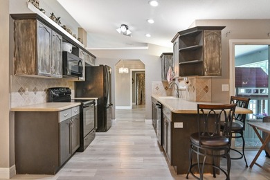 Rare opportunity to own a versatile multi-generational or - photo 12