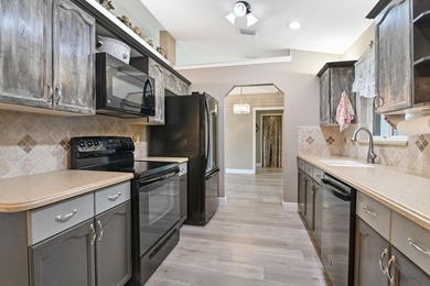 Rare opportunity to own a versatile multi-generational or - photo 13