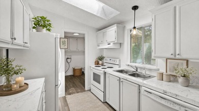 Just remodeled! 3 bed, 2 bath home (~1,152 sq ft) built in 1991 - photo 4