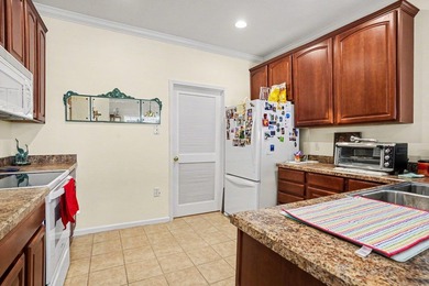 Welcome to this delightful three-bedroom, two-bathroom end unit - photo 11