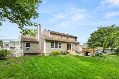 Beautifully maintained 4-bedroom Colonial located in the heart - photo 22
