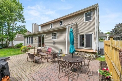 Beautifully maintained 4-bedroom Colonial located in the heart - photo 23