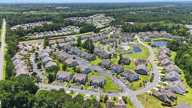 Welcome to this delightful three-bedroom, two-bathroom end unit - photo 33