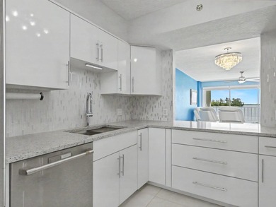 Beautifully renovated with stunning white tile, freshly painted - photo 15