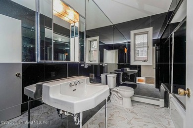 Welcome to this welcoming and sprawling mid-century modern - photo 18