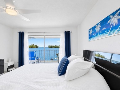 Beautifully renovated with stunning white tile, freshly painted - photo 20