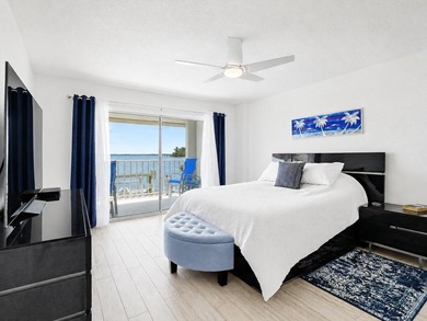 Beautifully renovated with stunning white tile, freshly painted - photo 21
