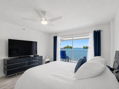Beautifully renovated with stunning white tile, freshly painted - photo 23