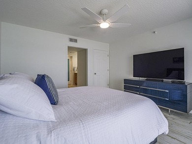 Beautifully renovated with stunning white tile, freshly painted - photo 28
