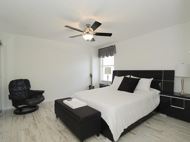 Beautifully renovated with stunning white tile, freshly painted - photo 30
