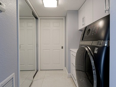 Beautifully renovated with stunning white tile, freshly painted - photo 32