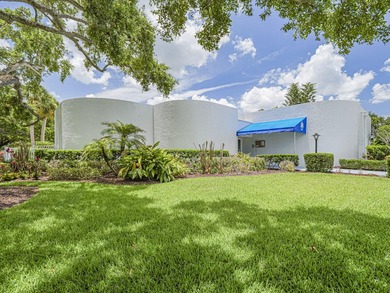 Beautifully renovated with stunning white tile, freshly painted - photo 38