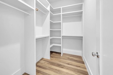 This beautifully designed single-level home features 3 bedrooms - photo 25
