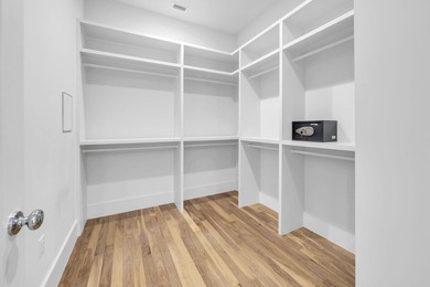 This beautifully designed single-level home features 3 bedrooms - photo 26