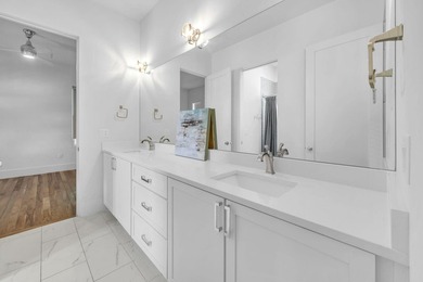 This beautifully designed single-level home features 3 bedrooms - photo 32