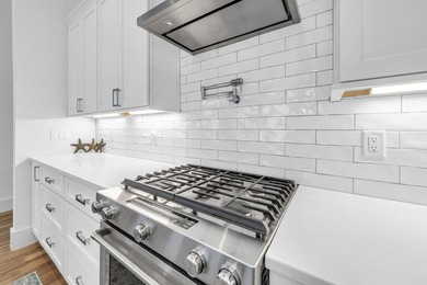 This beautifully designed single-level home features 3 bedrooms - photo 39