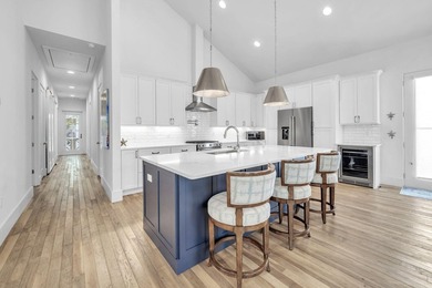 This beautifully designed single-level home features 3 bedrooms - photo 43