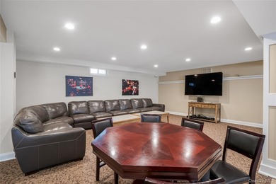 Beautifully renovated 1-bedroom lower-level unit in the - photo 17