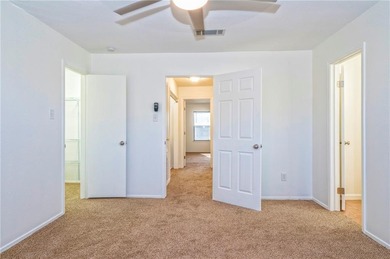Discover the charm of this refreshed 2-bedroom, 2.5-bathroom - photo 19