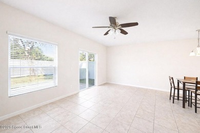 Beautifully maintained townhome in the desirable gated community - photo 3
