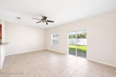 Beautifully maintained townhome in the desirable gated community - photo 4