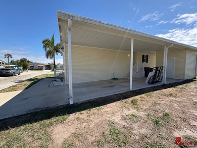 Beautiful 3-bedroom, 2-bathroom home located in Colony Cove, a - photo 9