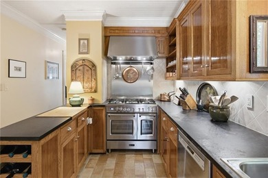 The 6 Brooks Avenue property is ideally located on Aquidneck - photo 11