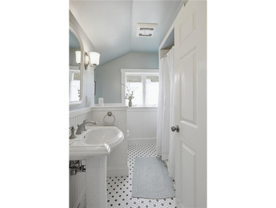 The 6 Brooks Avenue property is ideally located on Aquidneck - photo 23