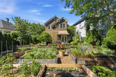 The 6 Brooks Avenue property is ideally located on Aquidneck - photo 38