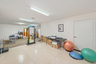 Versatile commercial building offering two professional suites - photo 22