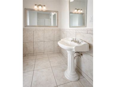 Welcome to this spacious 4-bedroom, 2-bathroom two-story home - photo 7