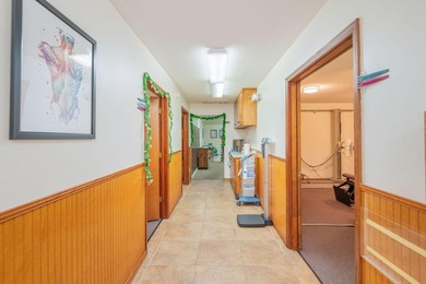 Versatile commercial building offering two professional suites - photo 30