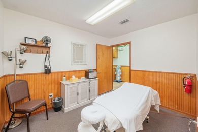 Versatile commercial building offering two professional suites - photo 33
