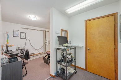 Versatile commercial building offering two professional suites - photo 34