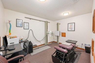 Versatile commercial building offering two professional suites - photo 35