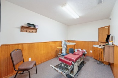 Versatile commercial building offering two professional suites - photo 36