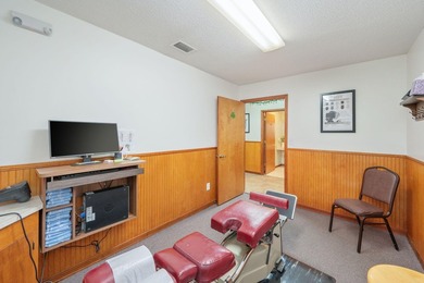 Versatile commercial building offering two professional suites - photo 37