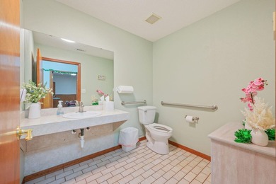 Versatile commercial building offering two professional suites - photo 39