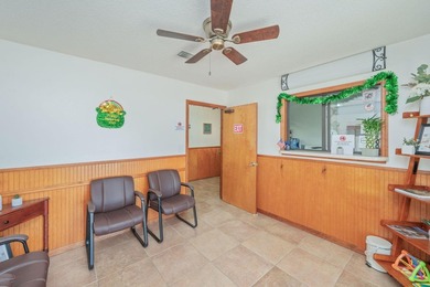 Versatile commercial building offering two professional suites - photo 41