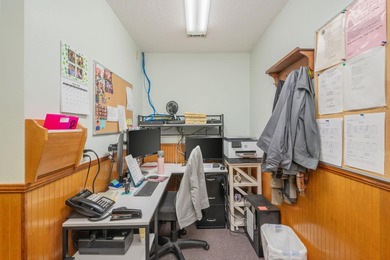 Versatile commercial building offering two professional suites - photo 44