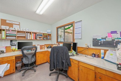 Versatile commercial building offering two professional suites - photo 45