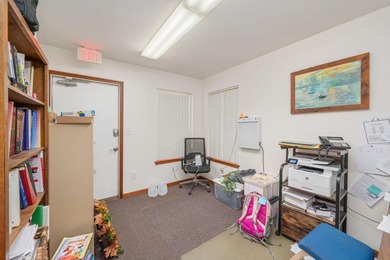 Versatile commercial building offering two professional suites - photo 47