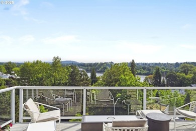 Stunning views, high ceilings and abundant natural light take - photo 21