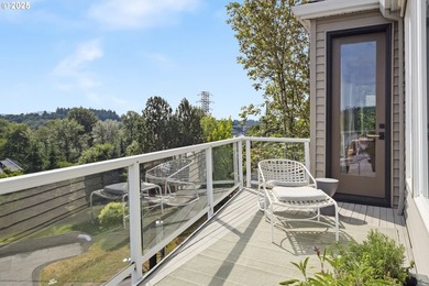 Stunning views, high ceilings and abundant natural light take - photo 22