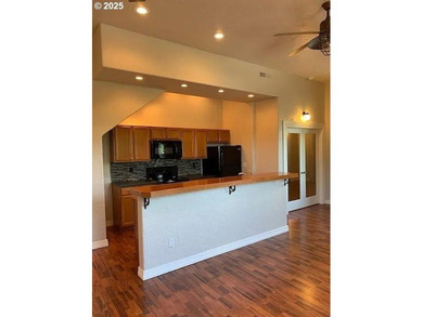 Stunning views, high ceilings and abundant natural light take - photo 40