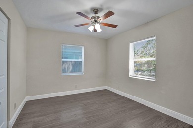 Beautiful 3/2 Single family home in Oakland park! Nicely - photo 12